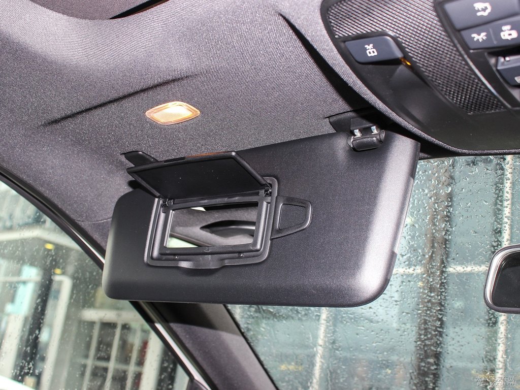 卷云白奔馳B級車廂內(nèi)飾圖片
