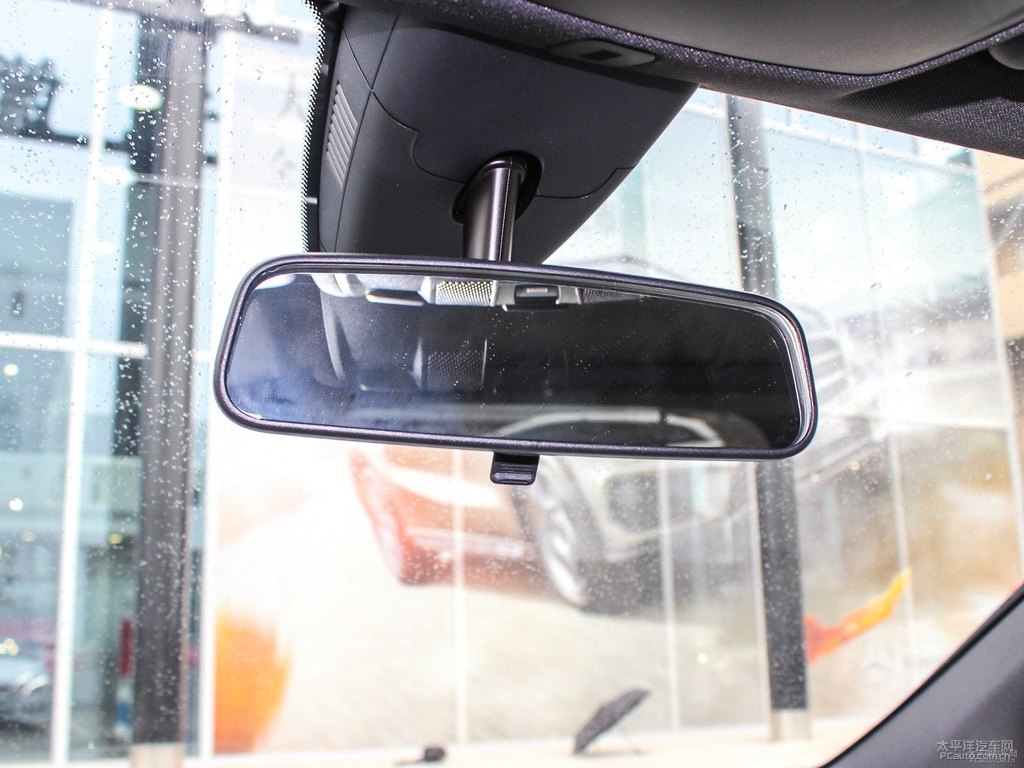 卷云白奔馳B級(jí)車廂內(nèi)飾圖片