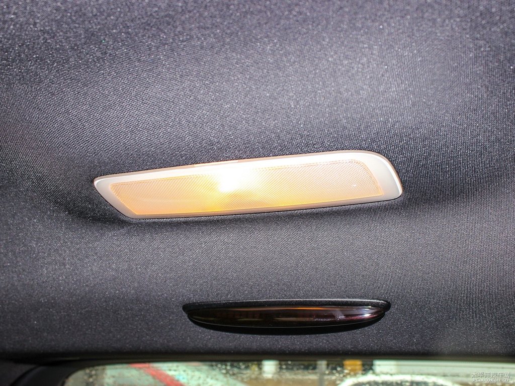 卷云白奔馳B級(jí)車廂內(nèi)飾圖片