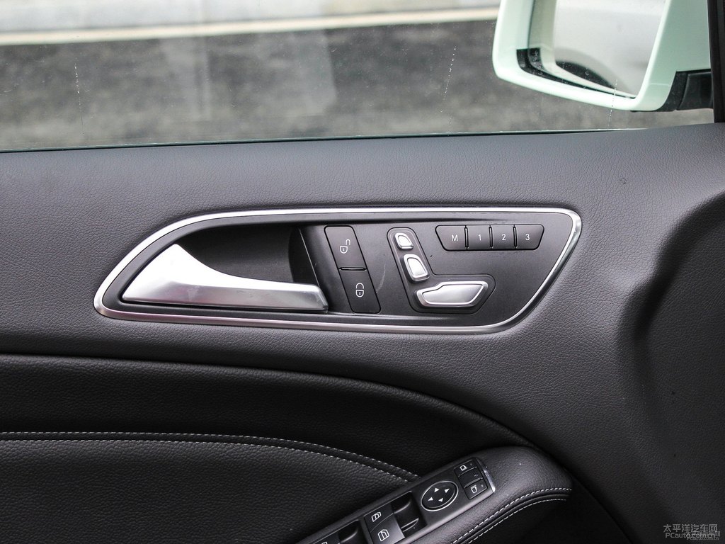 卷云白奔馳B級車廂內(nèi)飾圖片