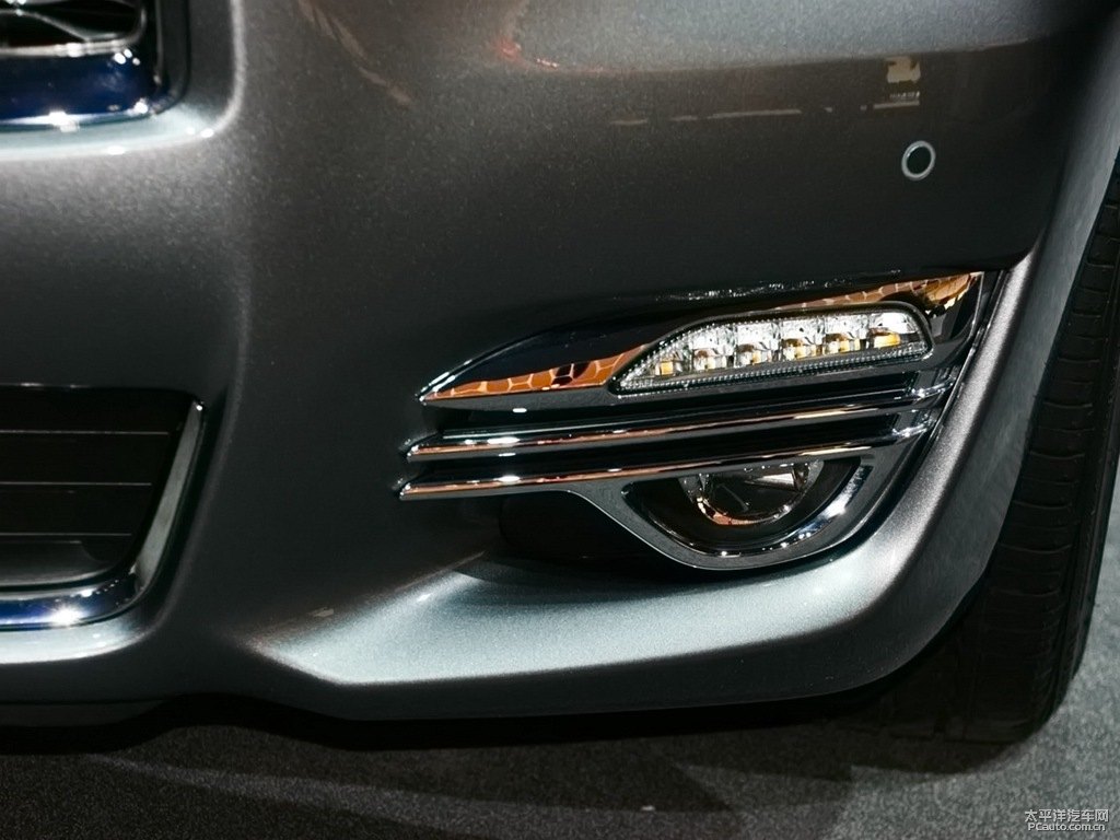 水亮銀英菲尼迪Q70L車(chē)頭外觀圖片