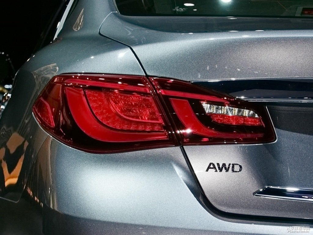 水亮銀英菲尼迪Q70L車尾外觀圖片