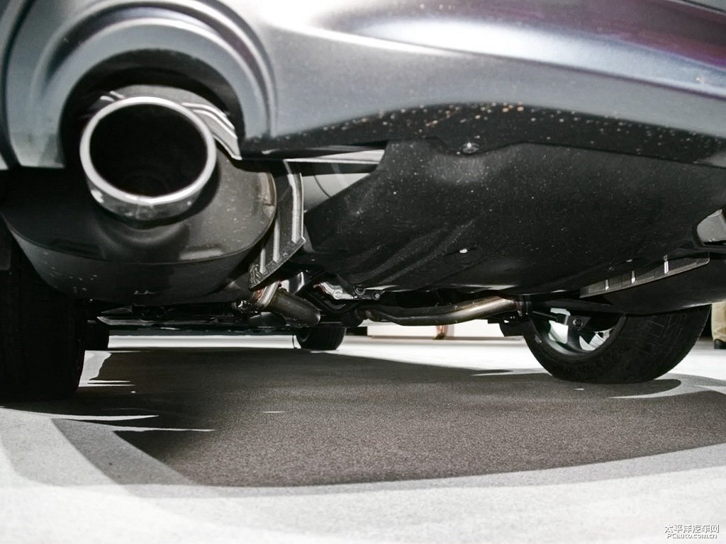 水亮銀英菲尼迪Q70L車尾外觀圖片