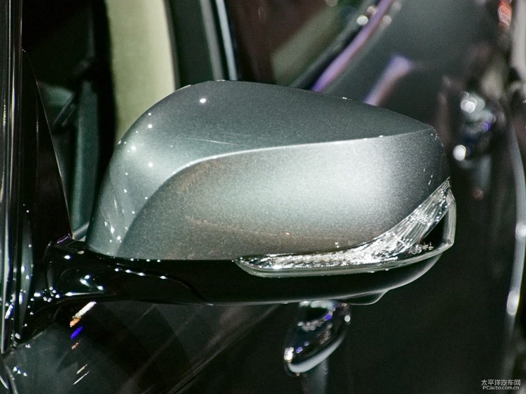 水亮銀英菲尼迪Q70L車身外觀圖片