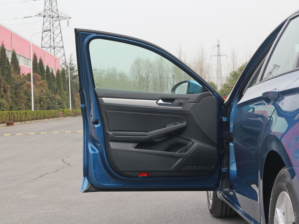 澎湃藍凌渡車廂內(nèi)飾圖片
