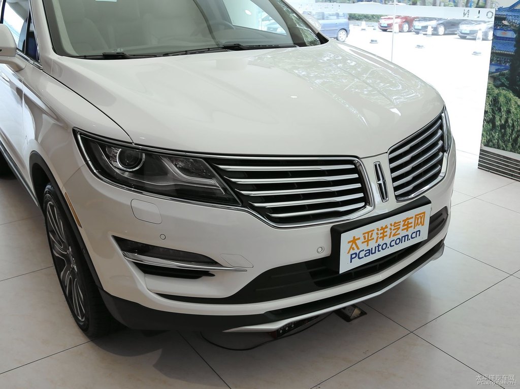 極簡(jiǎn)白林肯MKC車頭外觀圖片