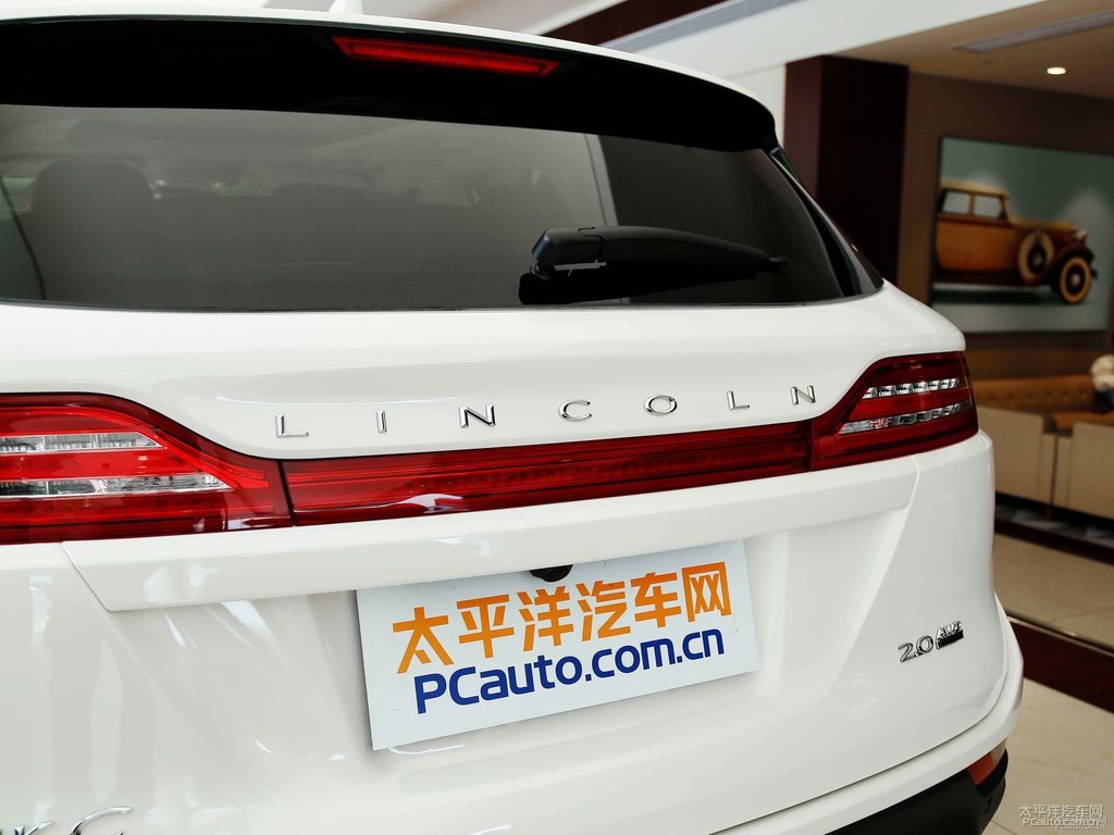 極簡(jiǎn)白林肯MKC車尾外觀圖片