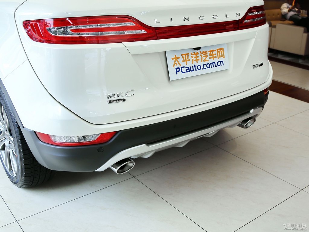 極簡(jiǎn)白林肯MKC車尾外觀圖片