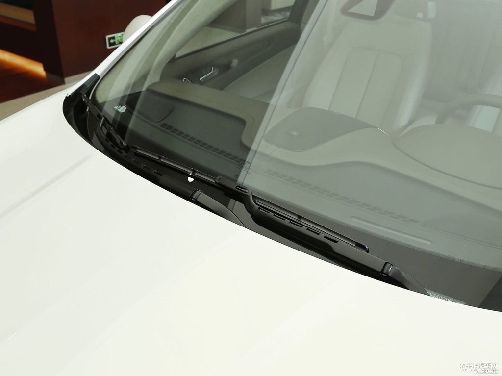 極簡(jiǎn)白林肯MKC車(chē)身外觀圖片