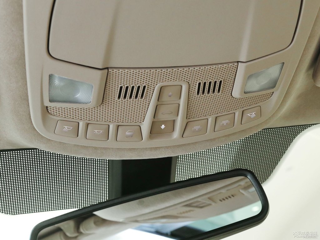 極簡白林肯MKC車廂內飾圖片