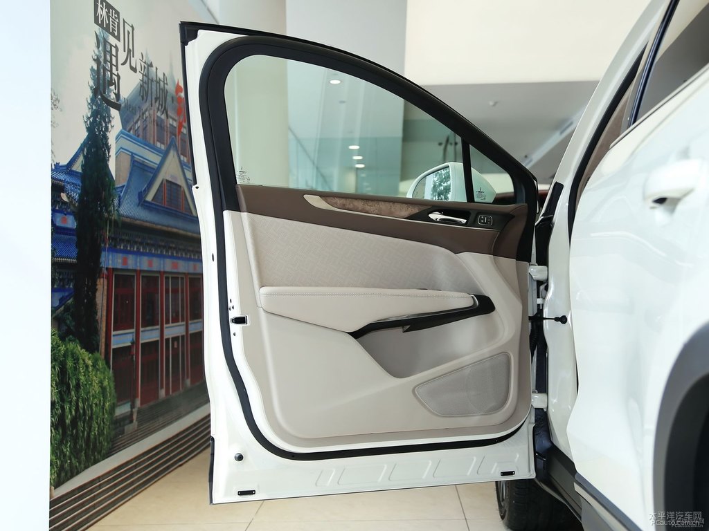 極簡(jiǎn)白林肯MKC車(chē)廂內(nèi)飾圖片