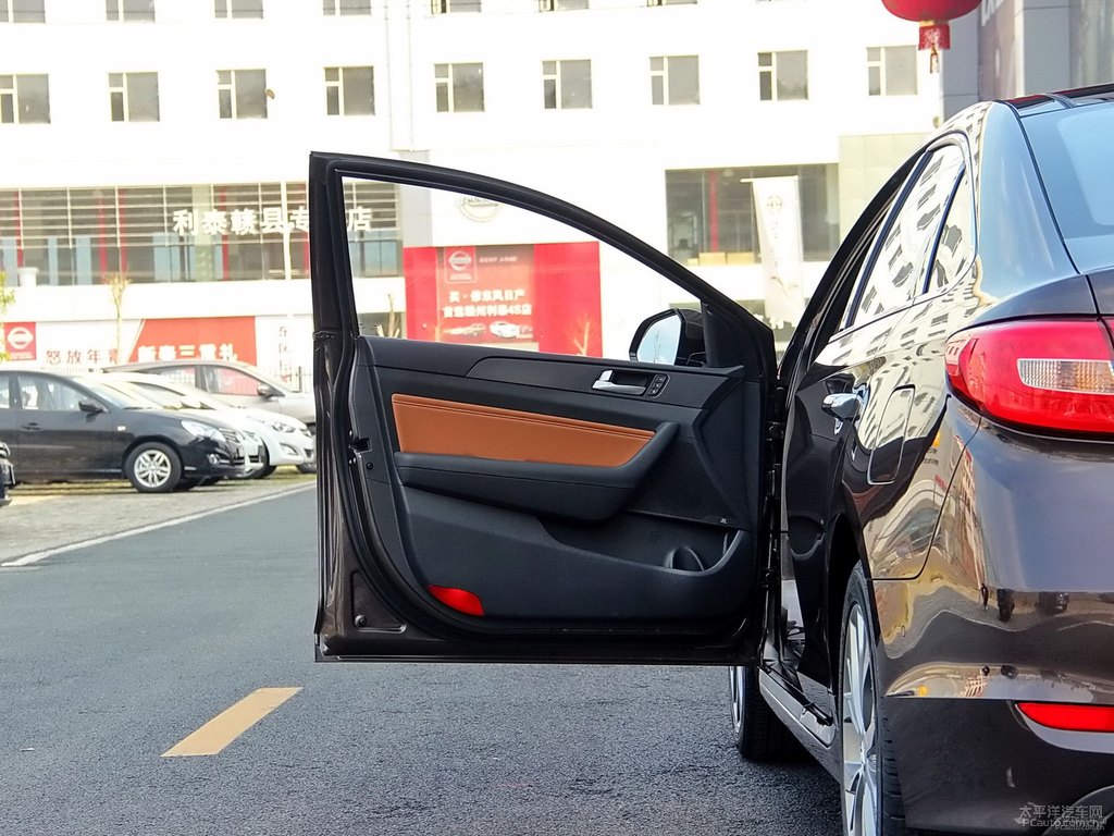橄欖棕索納塔車廂內(nèi)飾圖片
