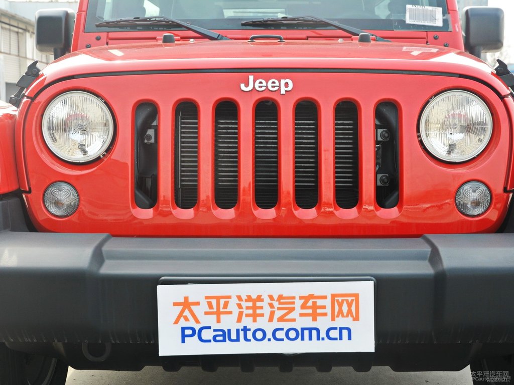 熔巖紅牧馬人車頭外觀圖片