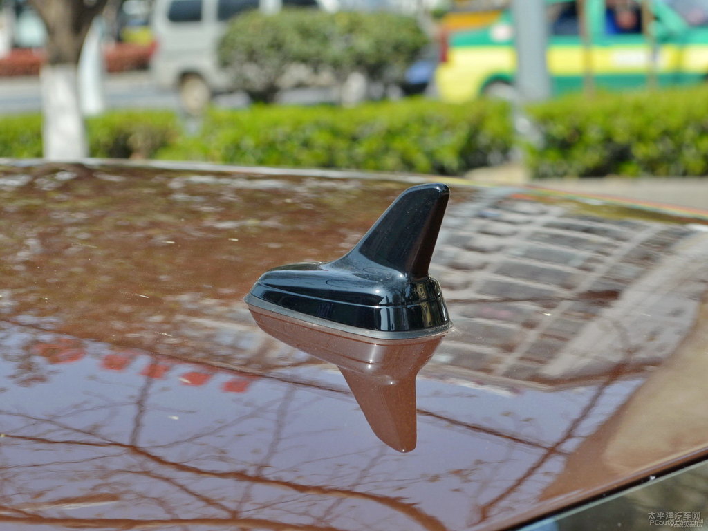 炫目金凌渡車尾外觀圖片