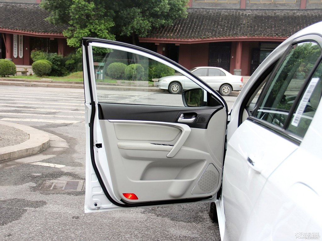 冰晶白新帝豪車廂內(nèi)飾圖片