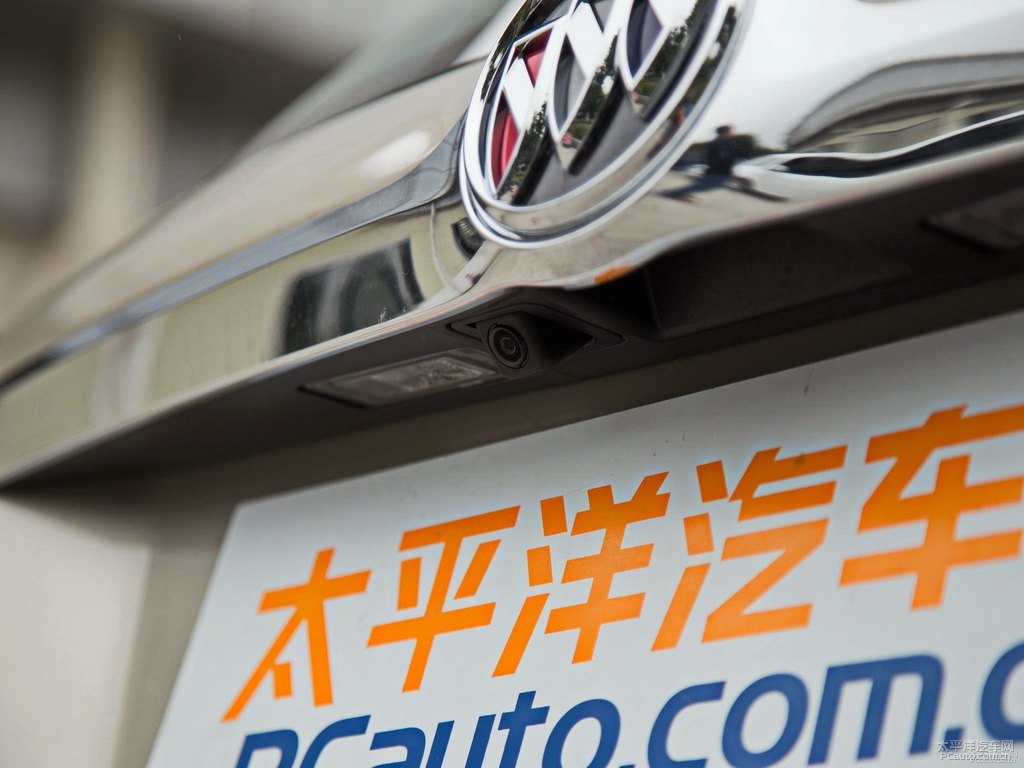 卡其金昂科威車尾外觀圖片