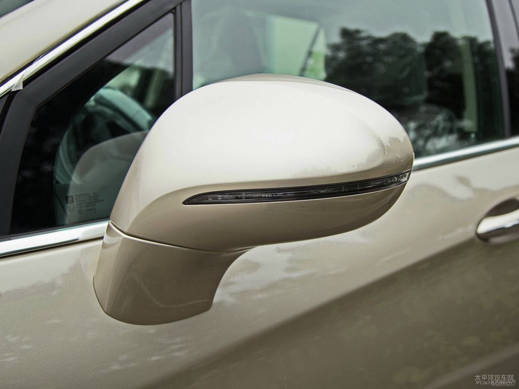 卡其金昂科威車身外觀圖片