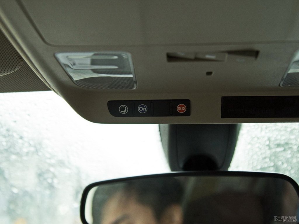 卡其金昂科威車廂內(nèi)飾圖片