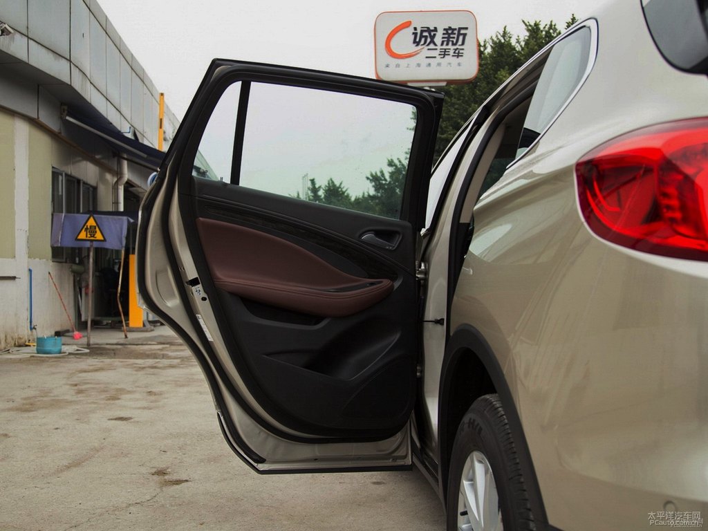 卡其金昂科威車廂內(nèi)飾圖片