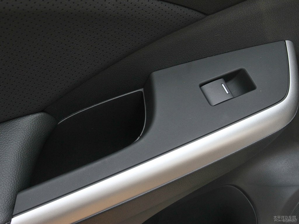 珍珠白本田CR-V車廂內(nèi)飾圖片