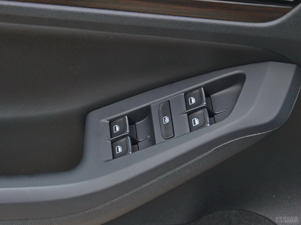 波斯灰速騰車廂內(nèi)飾圖片