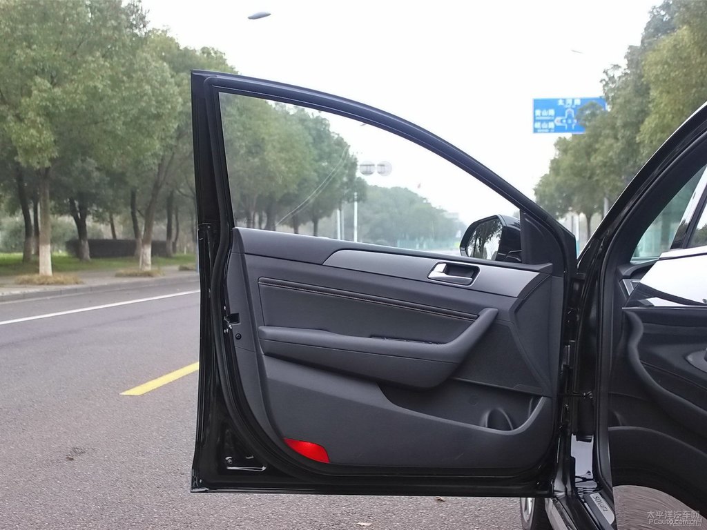 爵士黑索納塔車廂內(nèi)飾圖片