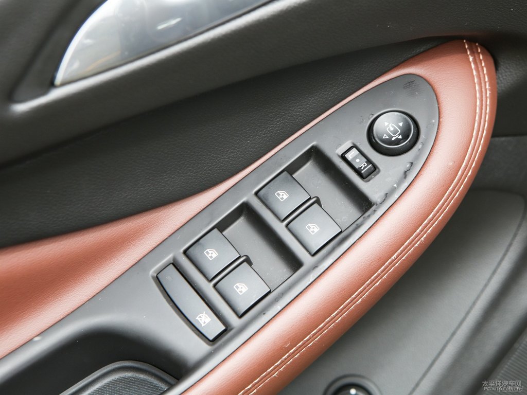 星空紫昂科威車廂內(nèi)飾圖片