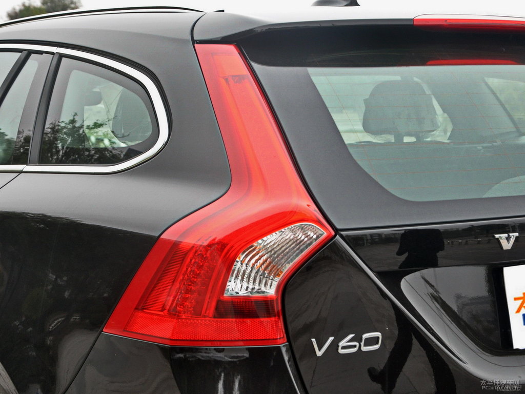煙墨褐沃爾沃V60車尾外觀圖片