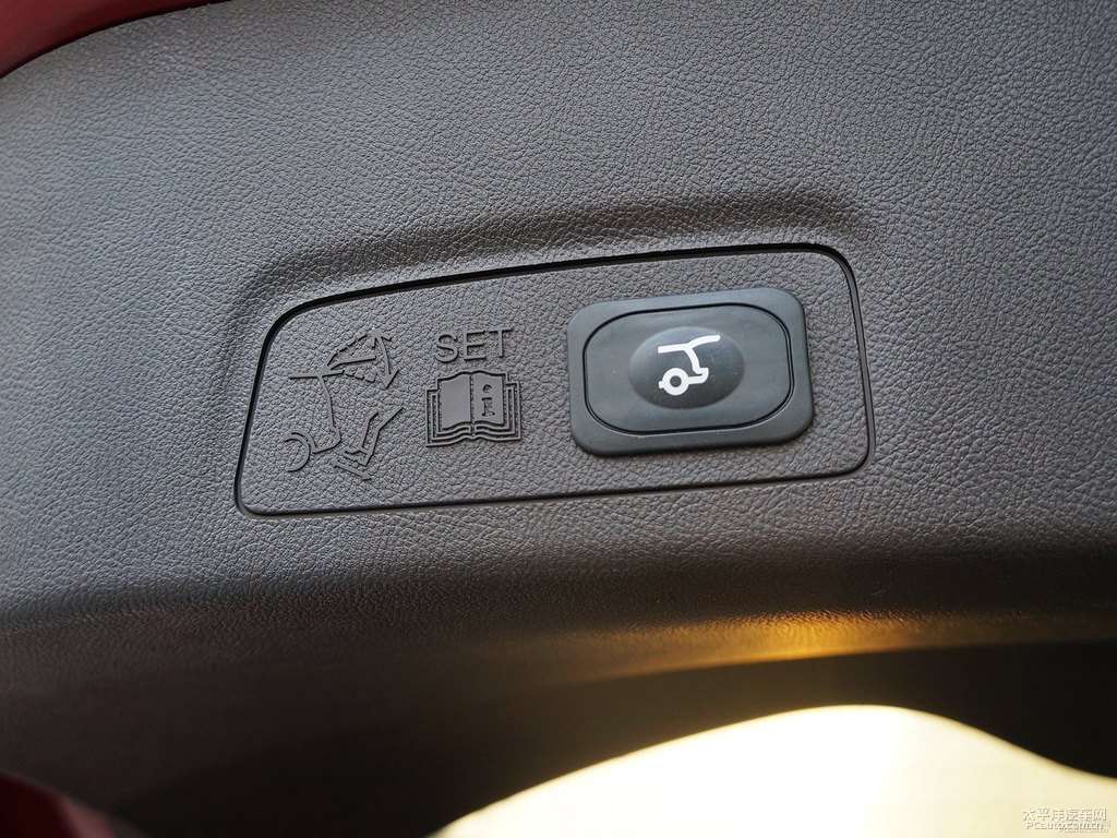 寶石紅林肯MKC后備廂空間圖片