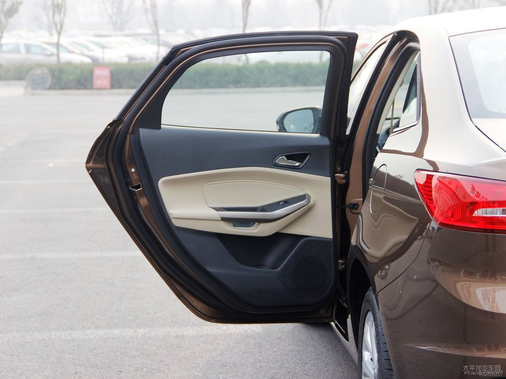 豪情棕福睿斯車廂內(nèi)飾圖片