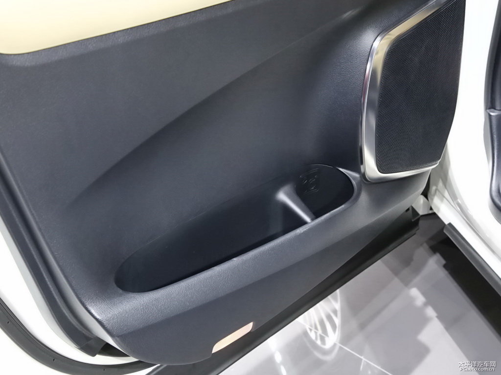 象牙白埃爾法車廂內(nèi)飾圖片