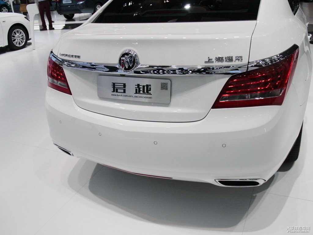 象牙白君越車尾外觀圖片