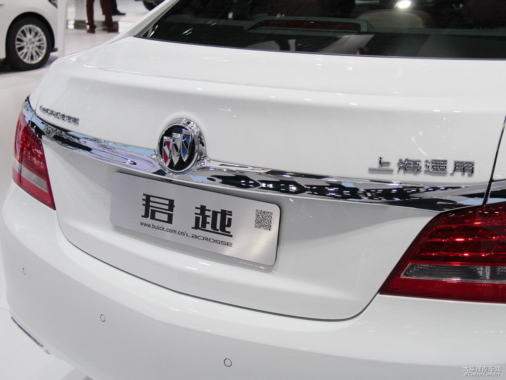 象牙白君越車尾外觀圖片