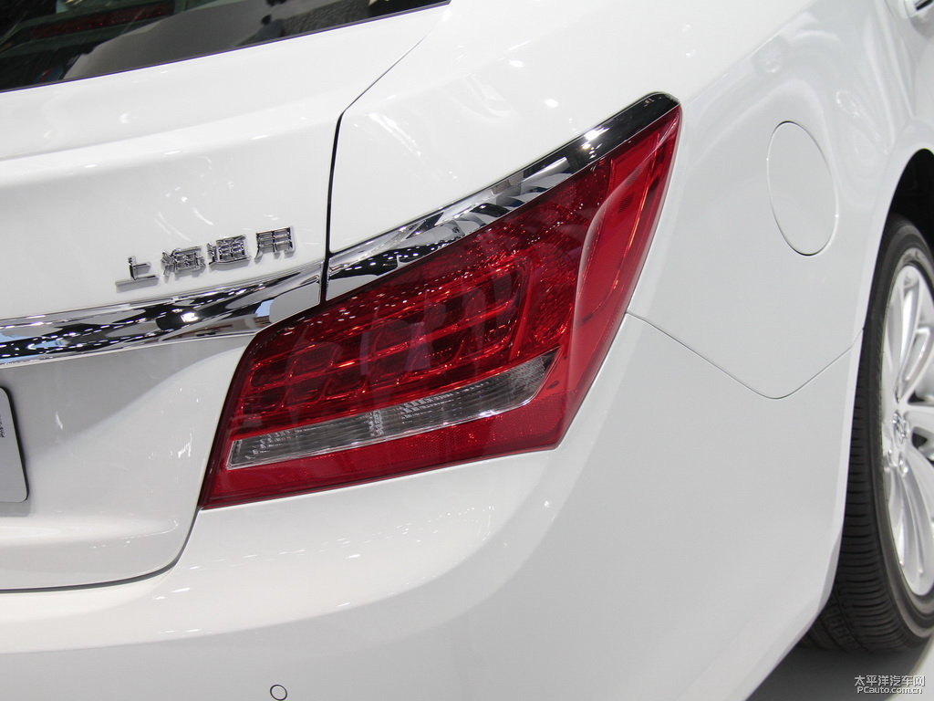 象牙白君越車尾外觀圖片