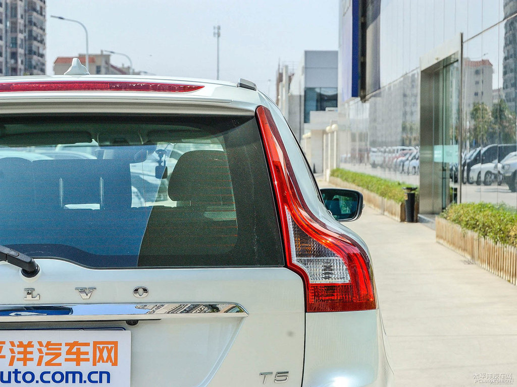 冰雪白沃爾沃XC60車尾外觀圖片