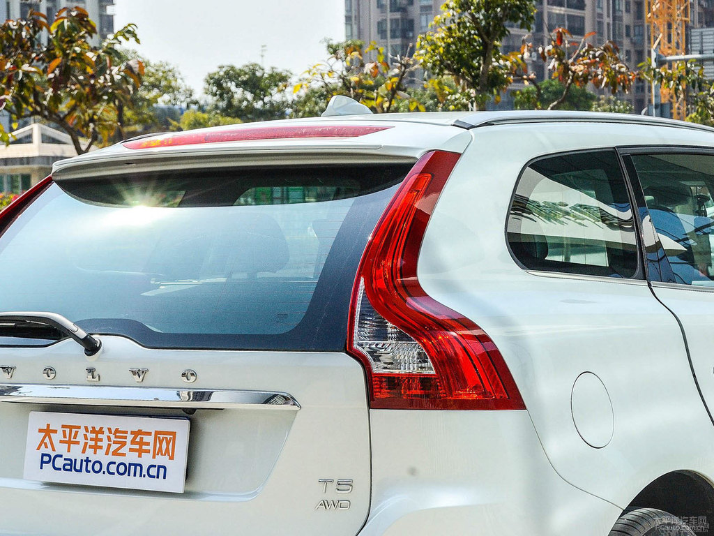 冰雪白沃爾沃XC60車尾外觀圖片