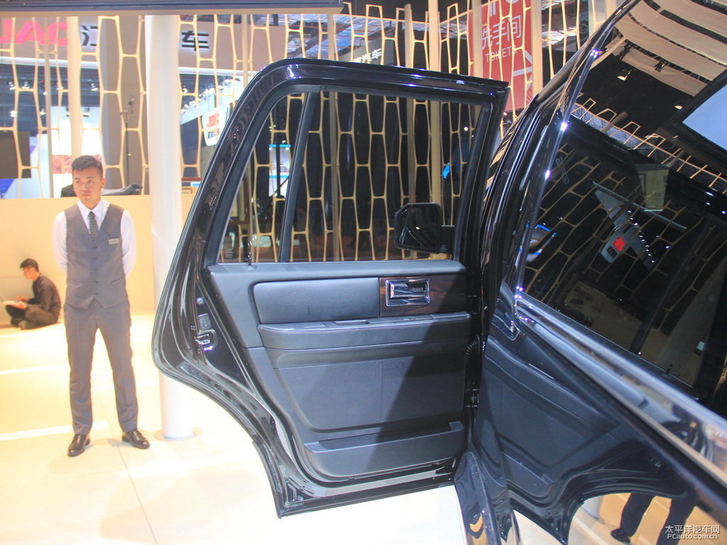 天鵝黑領(lǐng)航員車廂內(nèi)飾圖片