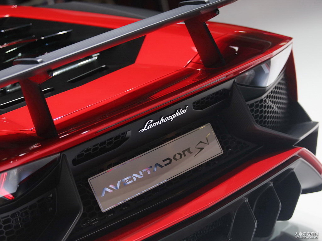 紅色Aventador車尾外觀圖片