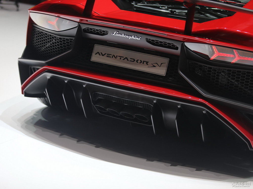 紅色Aventador車尾外觀圖片