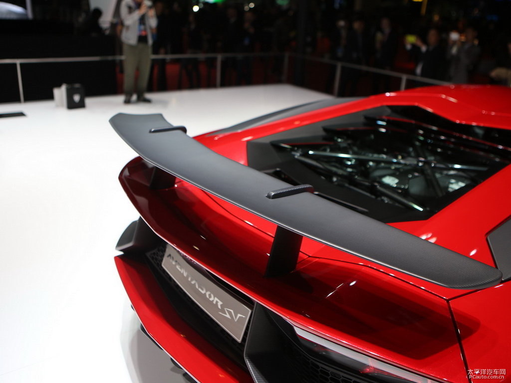紅色Aventador車尾外觀圖片