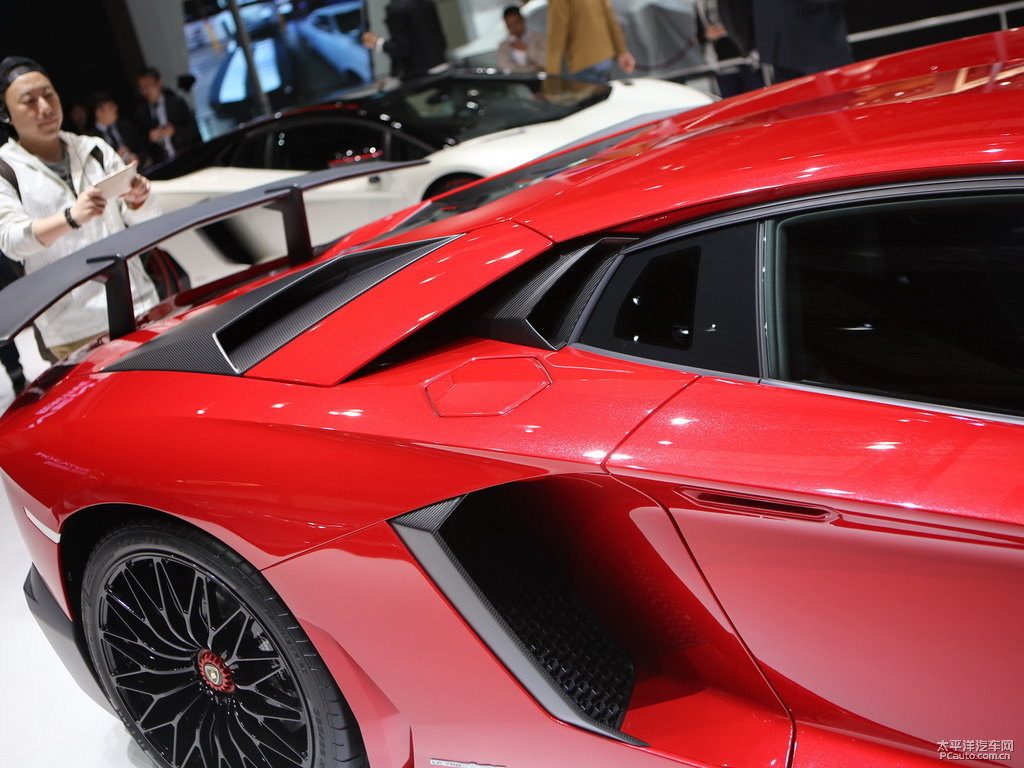 紅色Aventador車身外觀圖片