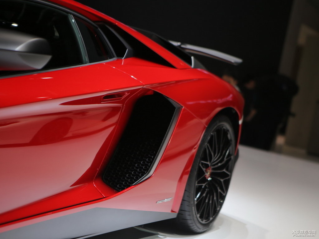 紅色Aventador車身外觀圖片