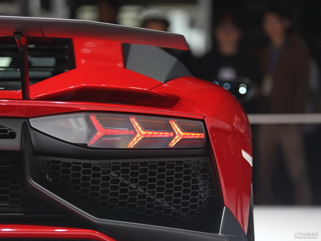 紅色Aventador車尾外觀圖片