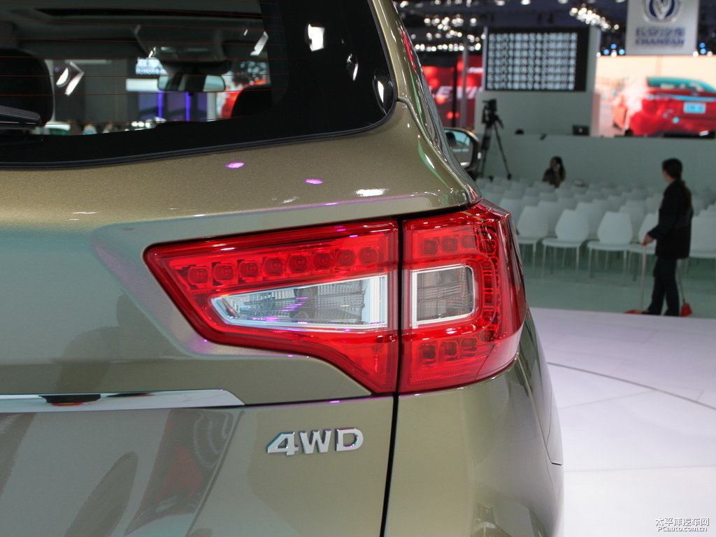 琥珀金長(zhǎng)安CS75車尾外觀圖片