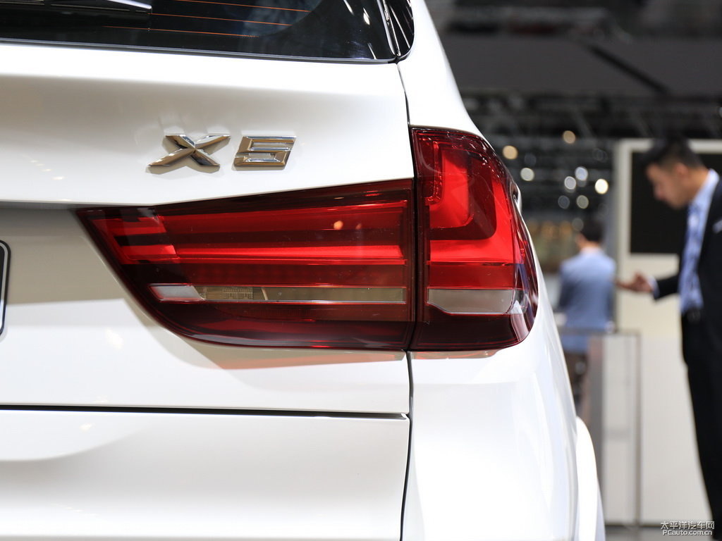 礦石白寶馬X5(進(jìn)口)車尾外觀圖片