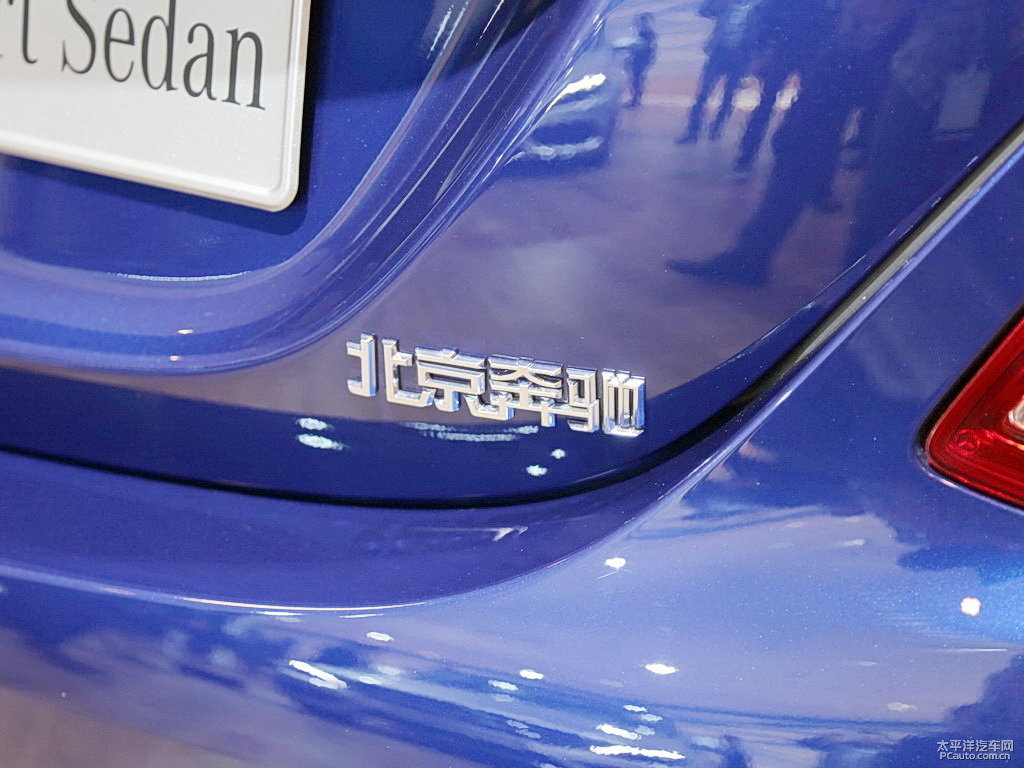 寶石藍(lán)奔馳C級(jí)車尾外觀圖片
