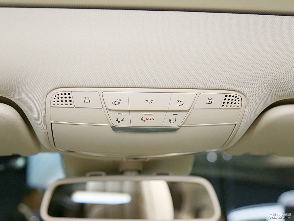 寶石藍(lán)奔馳C級(jí)車廂內(nèi)飾圖片