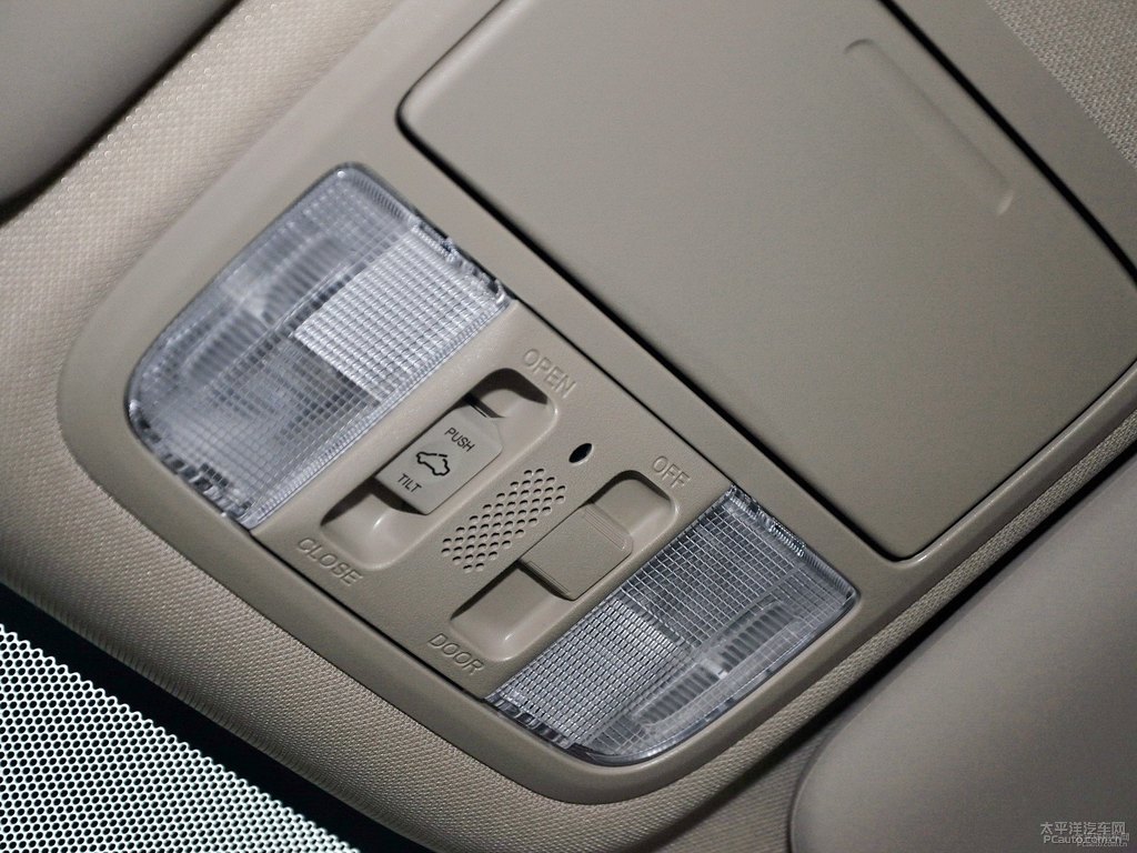 珍珠白本田CR-V車廂內(nèi)飾圖片