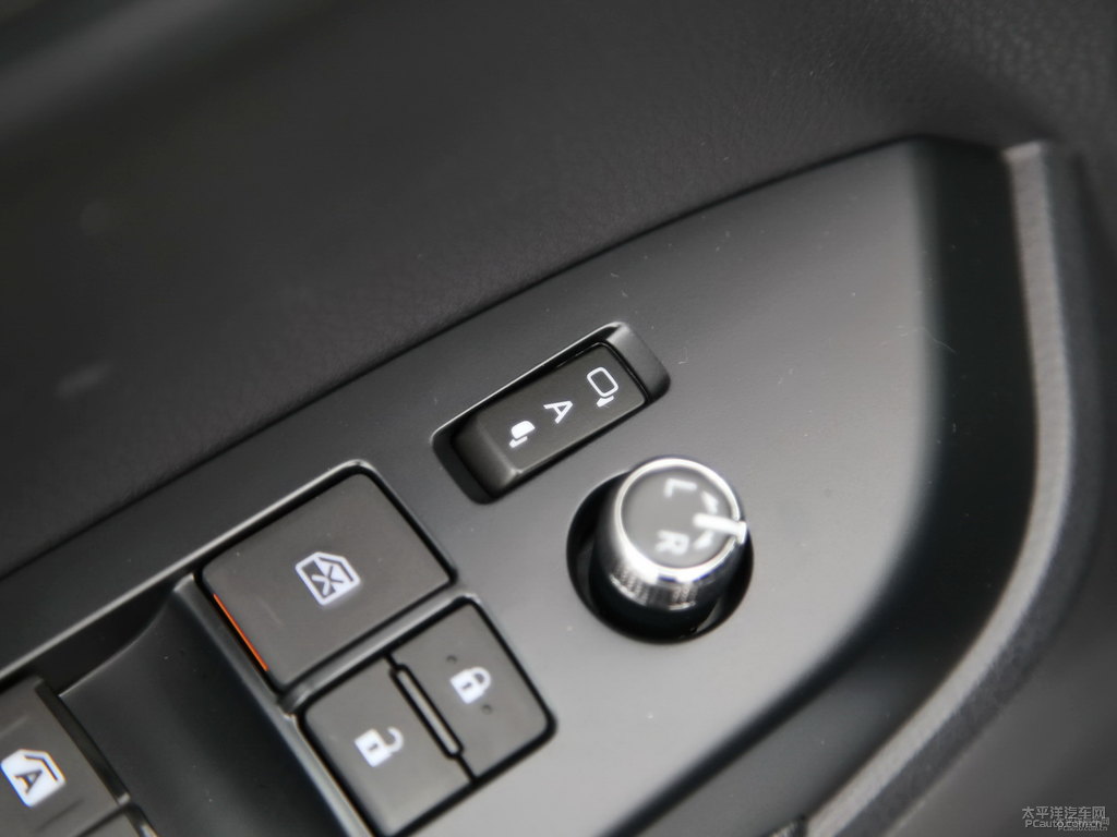 炫晶黑漢蘭達車廂內(nèi)飾圖片