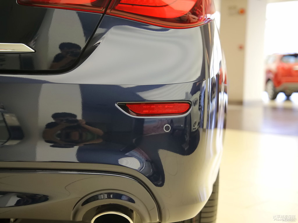 星夜藍(lán)英菲尼迪Q70L車尾外觀圖片